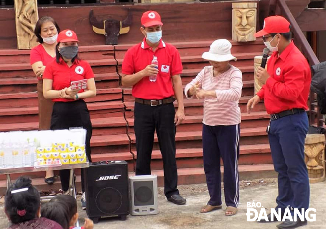 Cán bộ Hội Chữ thập đỏ thành phố tổ chức hướng dẫn, tuyên truyền phòng, chống Covid-19 cho nhân dân tại xã Hòa Phú. Ảnh: LAM PHƯƠNG