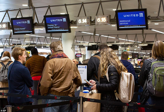 Hành khách chờ làm thủ tục bay đến Chicago tại quầy của hãng United Airlines ở sân bay quốc tế Brussels (Bỉ) ngày 12-3, trước thời điểm lệnh cấm nhập cảnh của Mỹ có hiệu lực.  Ảnh: AP