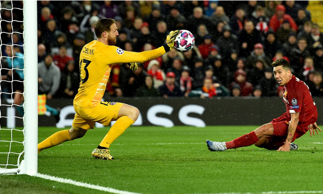 Thủ môn Oblak (áo vàng) hoàn toàn xứng đáng với những lời khen ngợi khi anh đóng vai trò quyết định cho trận thắng của Atletico trước các cầu thủ chủ nhà Liverpool (áo đỏ).Ảnh: Andrew Powell 