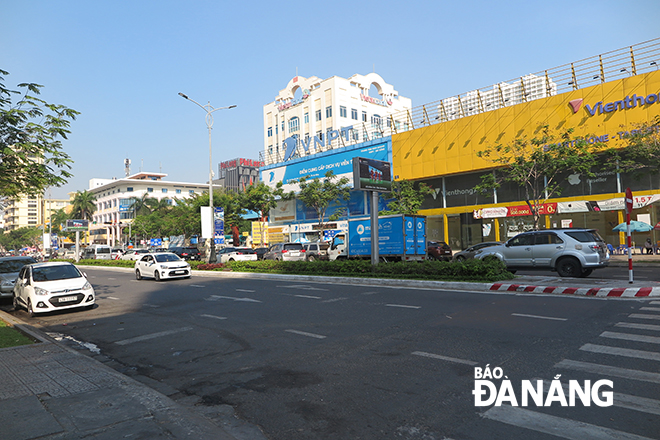Đường Nguyễn Văn Linh đoạn qua phường Vĩnh Trung được xây dựng tuyến đường văn minh đô thị. Ảnh: SƠN TRUNG