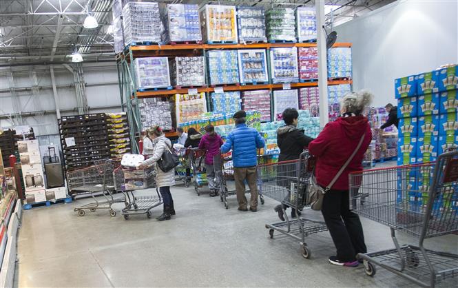 Người dân xếp hàng mua giấy vệ sinh để dự trữ tại một cửa hàng ở Toronto, Canada ngày 11/3/2020. Ảnh: THX/TTXVN