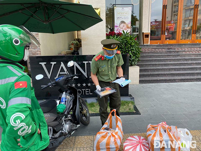 Police officers offer food delivery to hotel guests in isolation as per their request.