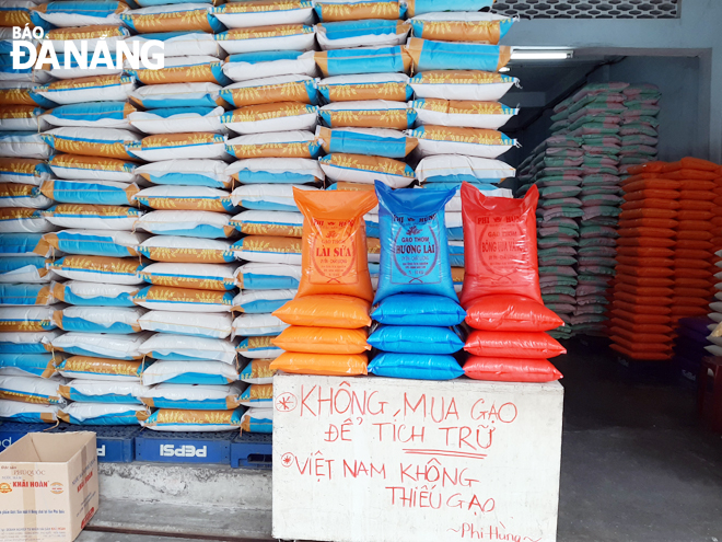 A rice selling store on Ong Ich Khiem Street advising its customers to stop panic buying and hoarding