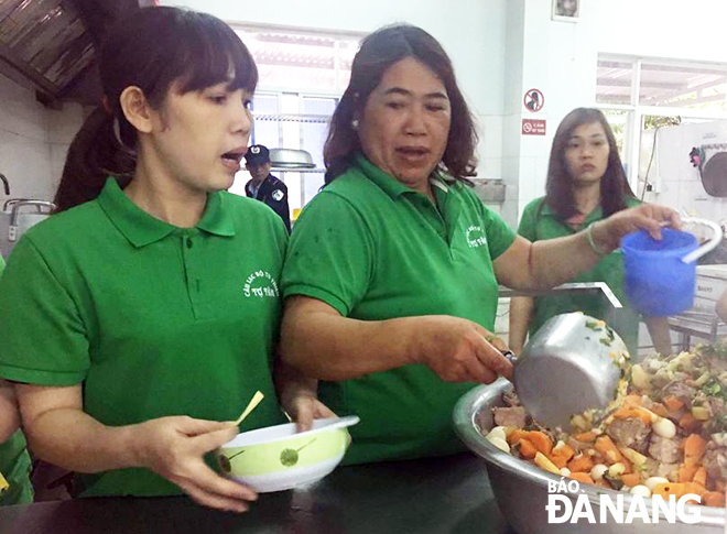 Chị Long (giữa) cùng các chị em trong CLB Từ thiện Tự tâm nấu ăn từ thiện tại Bệnh viện Ung bướu Đà Nẵng. 