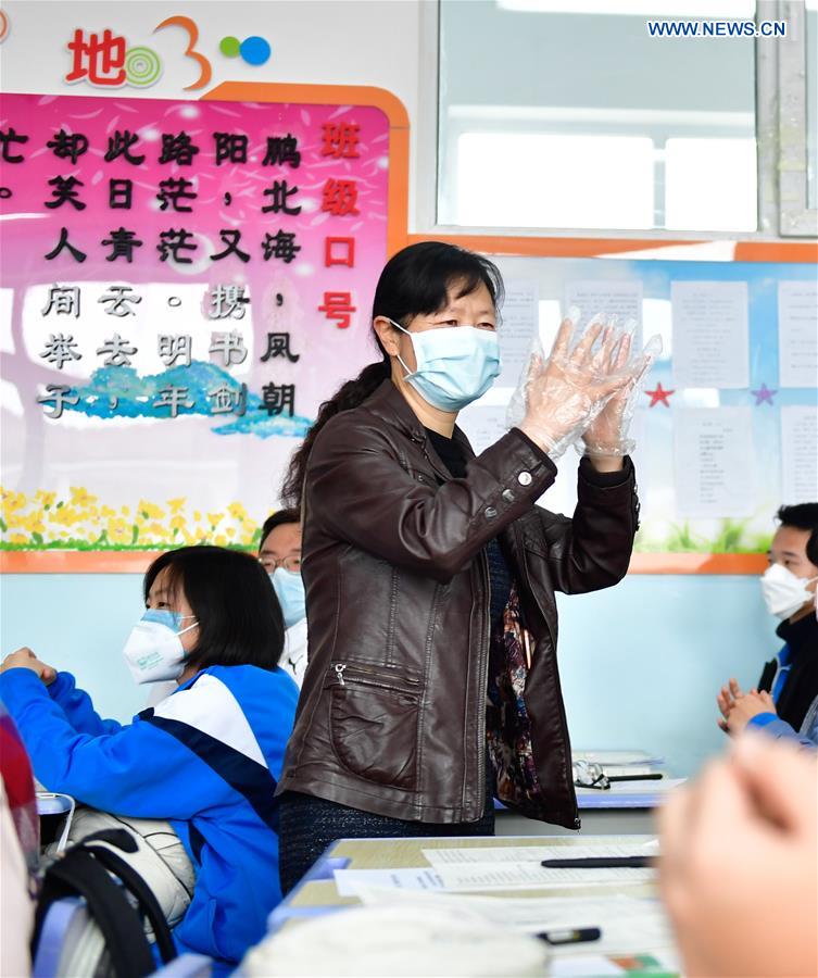 Giáo viên hướng dẫn quy trình rửa tay sạch cho học sinh trước buổi học. Ảnh: THX