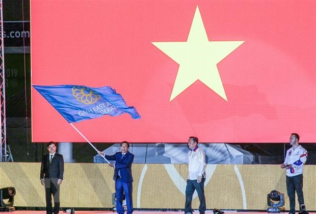 Minister of Culture, Sports and Tourism Nguyen Ngoc Thien receives the flag to host SEA Games 31 and ASEAN Para Games 11 (Source: VNA)