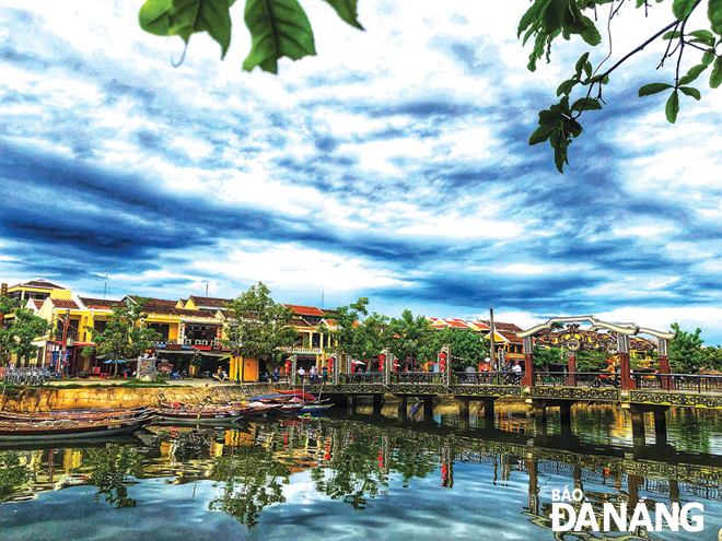 Sông Hoài là một biểu tượng gắn bó bao đời nay với cuộc sống người dân phố Hội. 