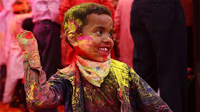 Một đứa trẻ ăn mừng Holi trong một sự kiện được tổ chức bởi Trishla Foundation, một tổ chức phi chính phủ về y tế.
