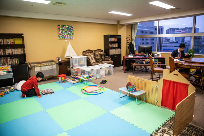 Học sinh tự học và đọc sách tại Trường tiểu học Kitaurawa, Nhật Bản. Ảnh: Washington Post