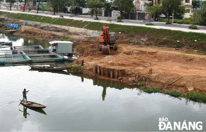 Công ty CP Cấp nước Đà Nẵng đang chuẩn bị thi công tuyến đập tạm ngăn mặn số 2 trên sông Cẩm Lệ nhằm bảo đảm cấp nước sinh hoạt cho thành phố. Ảnh: HOÀNG HIỆP