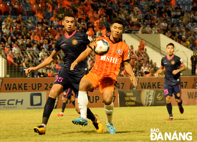 Việc Hà Đức Chinh (áo cam) chưa trở lại thi đấu sẽ là một trong những khó khăn đối với HLV Lê Huỳnh Đức và SHB Đà Nẵng ở cuộc đón tiếp Sài Gòn FC (áo xanh sẫm). Ảnh: ANH VŨ