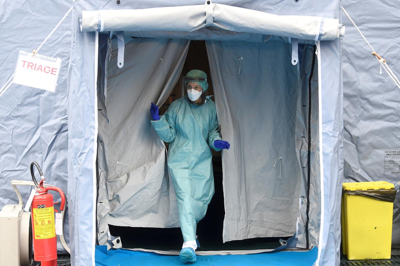 Nhân viên y tế mặc đồ bảo vệ tại chốt kiểm tra trước khi vào bệnh viện Spedali Civili ở Brescia, miền Bắc Italy. Ảnh: Reuters