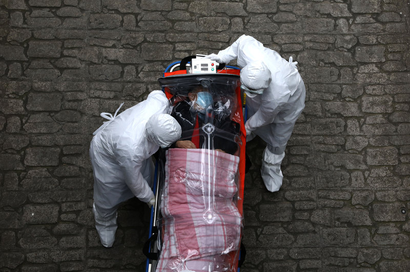 Một bệnh nhân mắc COVID-19 được đưa khỏi xe cứu thương vào viện tại Seoul. Ảnh: Getty Images