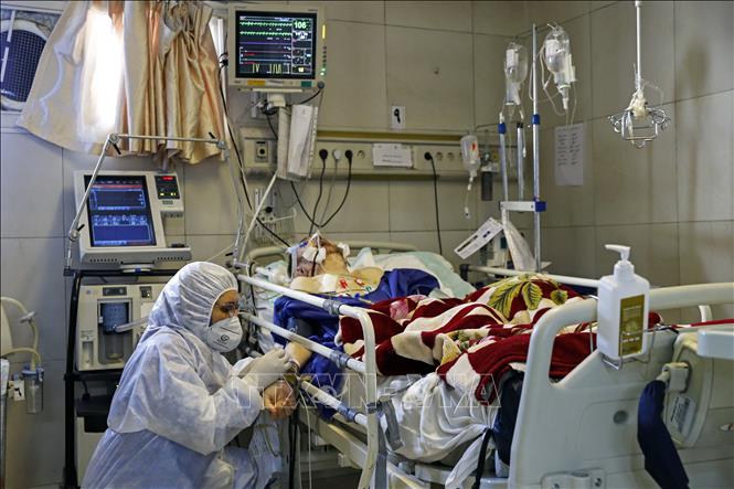 Bệnh nhân nhiễm COVID-19 được điều trị tại bệnh viện ở Tehran, Iran. Ảnh: AFP/TTXVN