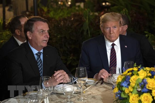 Tổng thống Mỹ Donald Trump (phải) và Tổng thống Brazil Jair Bolsonaro trong cuộc gặp tại Palm Beach, Florida, Mỹ, ngày 7/3. (Ảnh: AFP/ TTXVN)