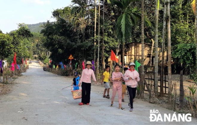 Nhờ “Ngày Nông thôn mới”, tuyến đường bê-tông tại thôn Tà Lang được chỉnh trang theo hướng xanh-sạch-đẹp. 				     Ảnh: LAM PHƯƠNG