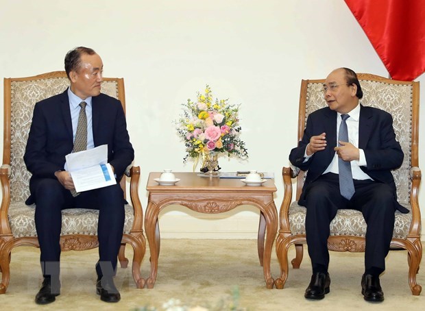 Prime Minister Nguyen Xuan Phuc (R) and WHO Representative in Viet Nam Kidong Park (Photo: VNA) 