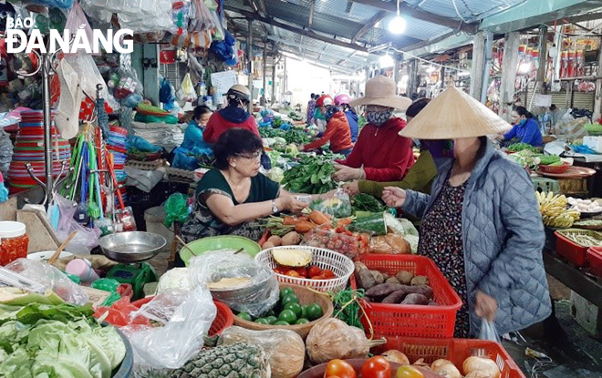 Các hộ kinh doanh trên địa bàn quận Sơn Trà vẫn duy trì việc mở cửa phục vụ nhu cầu của người dân, nhất là tại các chợ. (Ảnh chụp tại chợ Hà Thân, phường An Hải Tây).				                   Ảnh: KHÁNH HÒA