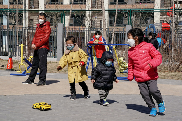 Trẻ em chơi đùa ở thủ đô Bắc Kinh, Trung Quốc.   Ảnh: AFP/Getty Images