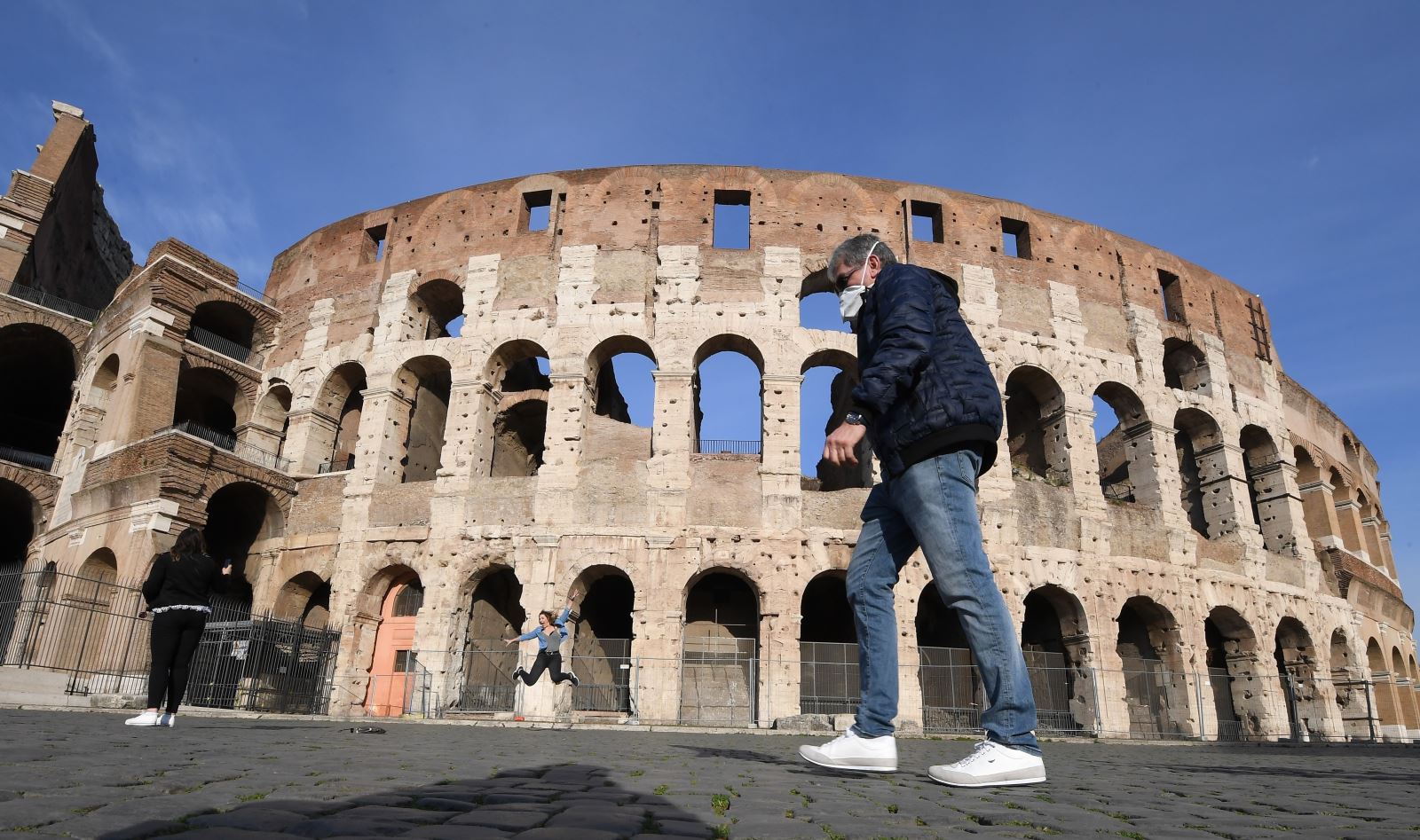Trung tâm thủ đô Rome vắng bóng du khách vì dịch COVID-19. Ảnh: Reuters