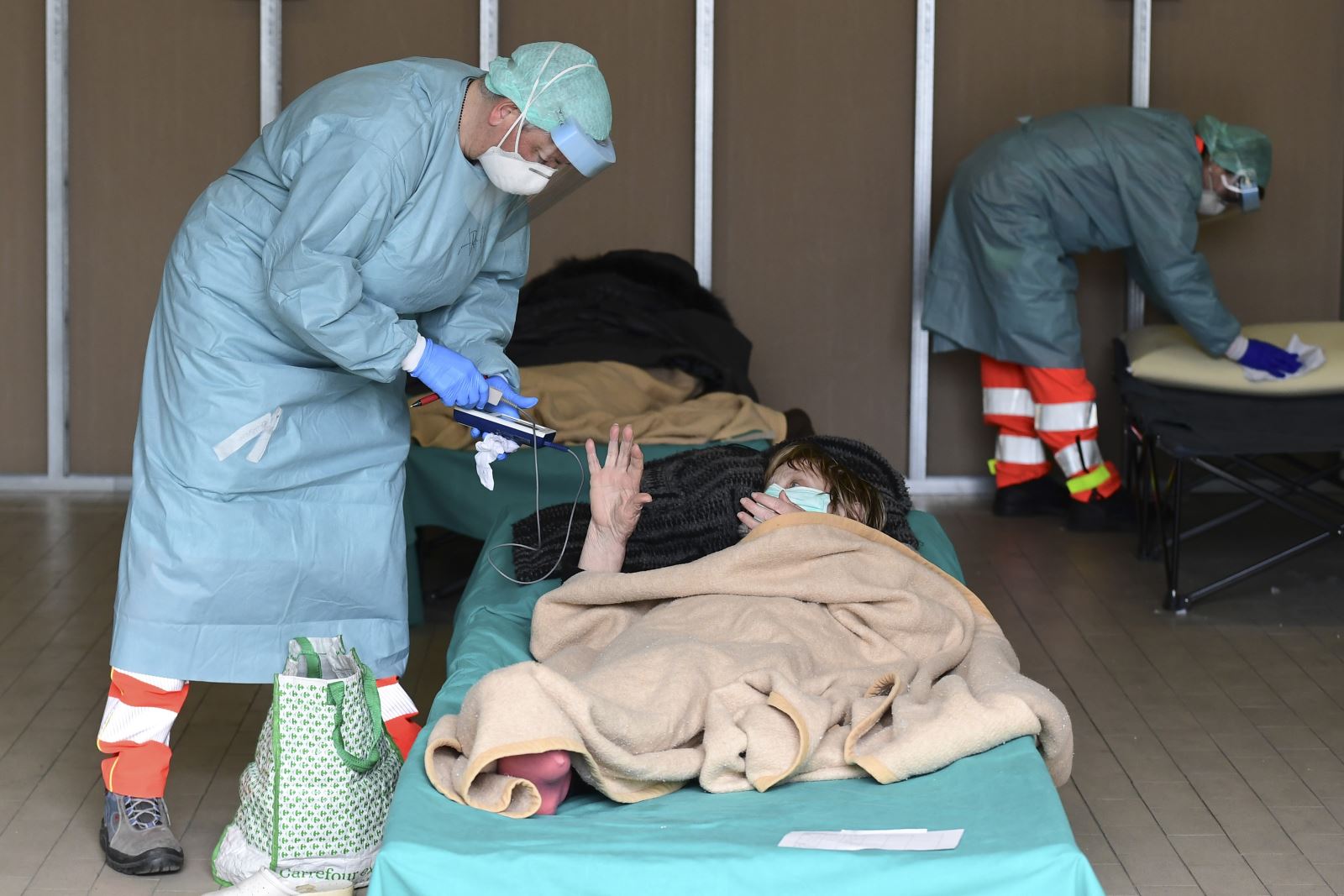 Nhân viên y tế điều trị cho bệnh nhân nhiễm COVID-19 tại khu cách ly của bệnh viện Brescia ở Lombardy, Italy ngày 13/3/2020. Ảnh: AFP/TTXVN