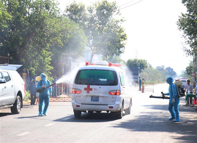  Phương tiện y tế được khử trùng trước khi đi ra khỏi khu phố có bệnh nhân dương tính với virus SARS-Cov-2 trong tình huống diễn tập tại Đắk Lắk. Ảnh: Tuấn Anh/TTXVN