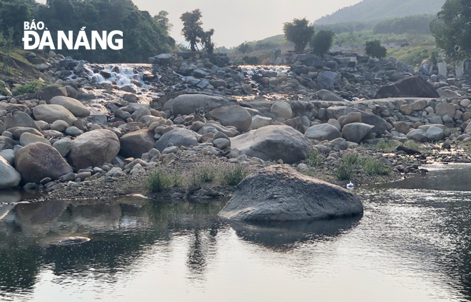 Suối Sông Hương ở khu vực cầu Ngầm Đôi bị chặn ngang ở đập tràn làm bằng đá. Ảnh: NGỌC ĐOAN