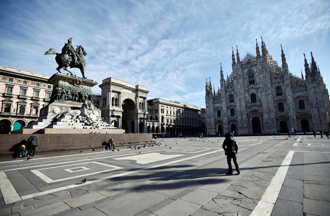 Quảng trường Duomo ở thành phố Milan (Ý) không còn đông đúc như trước nữa. Chính phủ Ý đang áp đặt lệnh phong tỏa cả nước nhằm ngăn chặn Covid-19 lây lan. 				Ảnh: Reuters