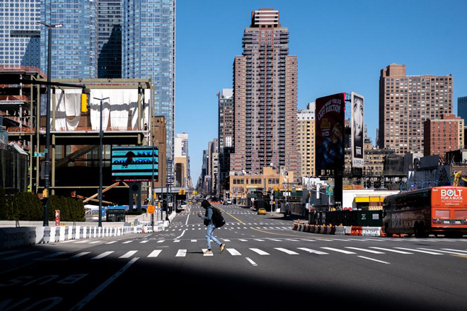 Đường phố ở Manhattan thuộc thành phố New York vắng vẻ.  Ảnh: Reuters