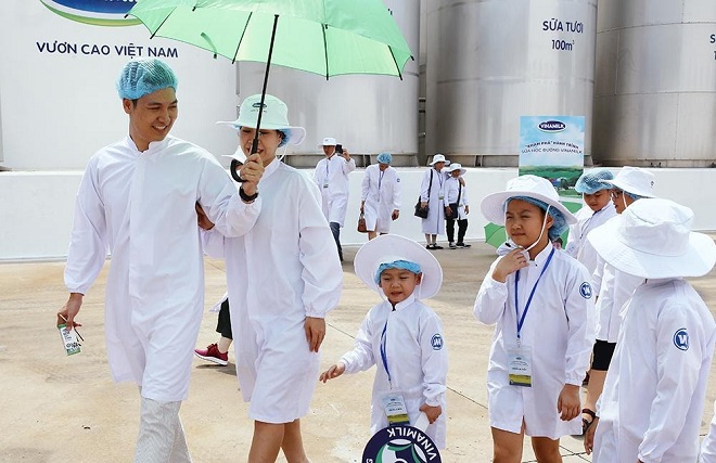 Cả 4 thành viên gia đình diễn viên Mạnh Trường và các khách mời sữa học đường nhí hào hứng “check-in”siêu Nhà máy sữa Vinamilk tại Bình Dương.