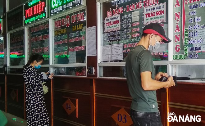 Wearing face masks when buying tickets at the Da Nang Coach Station