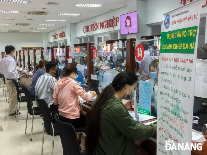 Visitors and staff at the Da Nang Administrative Centre wearing face masks