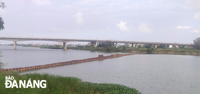 Công ty CP Cấp nước Đà Nẵng đang thi công tuyến đập ngăn mặn số 2 trên sông Cẩm Lệ để bảo đảm nguồn nước thô cho Nhà máy nước Cầu Đỏ sản xuất nước sạch. Ảnh: TRIỆU TÙNG