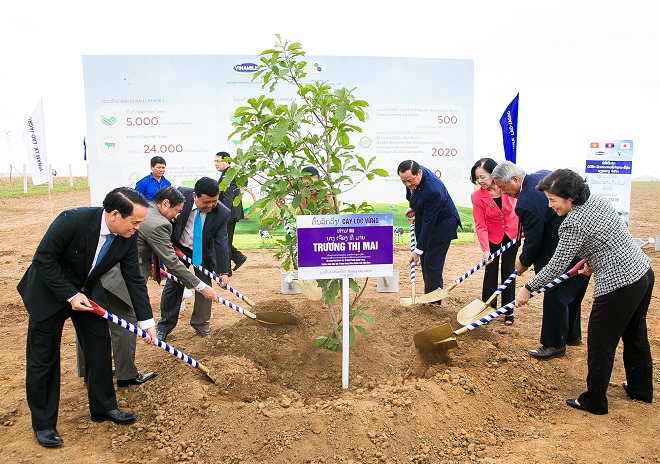 Nhân dịp khởi công “Resort” bò sữa Organic, các đại biểu đã trồng cây chăm pa, cây lộc vừng và cây hoa anh đào tượng trưng cho 3 nước Lào - Việt Nam - Nhật Bản.