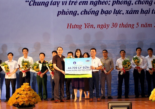 Bà Nguyễn Thị Minh Tâm, Giám đốc Chi nhánh Vinamilk Hà Nội đại diện công ty trao bảng tượng trưng 44.709 ly sữa cho đại diện tỉnh Hưng Yên.