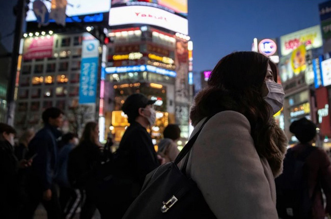 Người dân đeo khẩu trang tại Tokyo. Ảnh: Reuters
