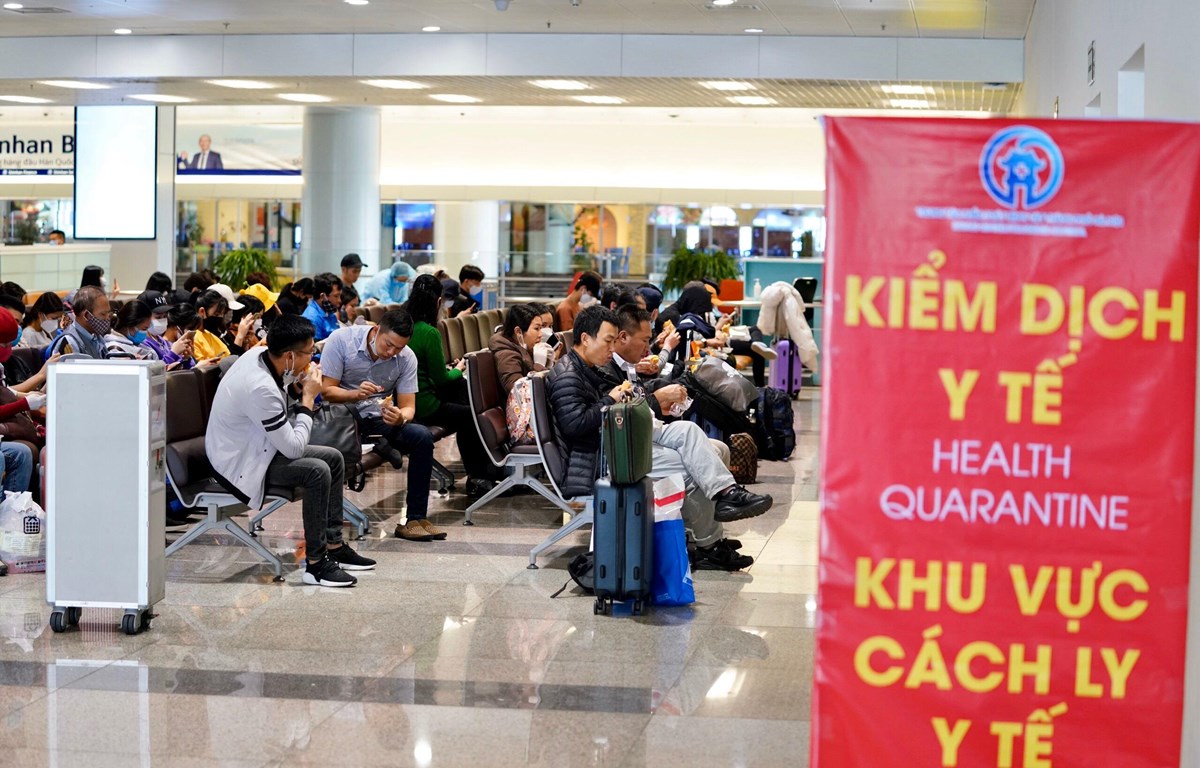 Khu vực khách chờ làm thủ tục nhập cảnh tại sân bay Nội Bài. (Ảnh: Phan Công/Vietnam+)