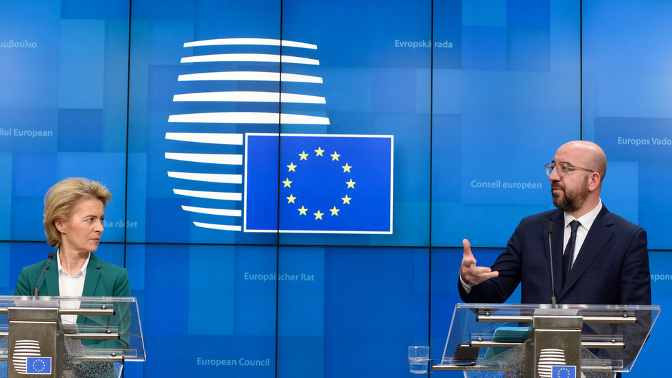 Chủ tịch Ủy ban châu Âu Ursula von der Leyen (trái) trong cuộc họp báo ngày 16-3 với Chủ tịch Hội đồng châu Âu Charles Michel. Ảnh: AFP