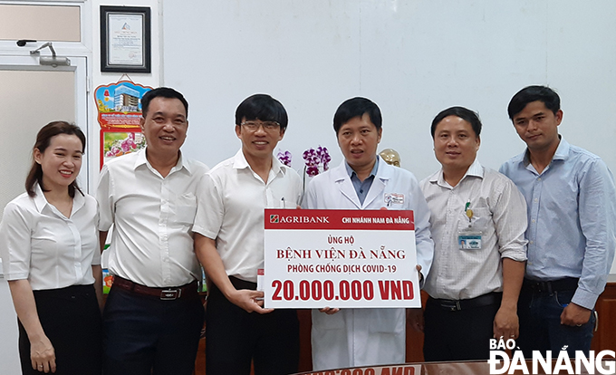 Agribank nam Đà Nẵng tặng Bệnh viện Đà Nẵng 20 triệu đồng để thực hiện công tác phòng chống Covid 19. Ảnh: TRIỆU TÙNG