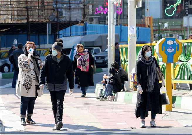 Người dân đeo khẩu trang phòng lây nhiễm Covid-19 tại Tehran, Iran ngày 10-3. Ảnh: AFP/TTXVN