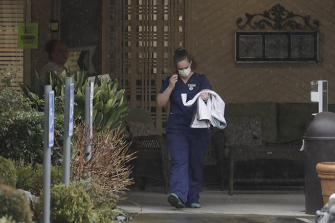 Nhân viên y tế đeo khẩu trang ở một trung tâm chăm sóc sức khỏe, bang Washington. (Nguồn: AP)