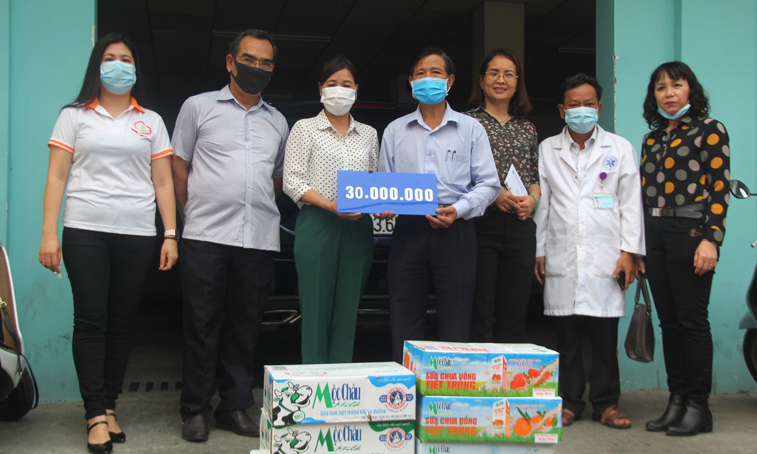 Representatives from the municipal Journalists' Association presenting 30 million VND in cash and 7 cartons of milks to the city’s Emergency Centre 115