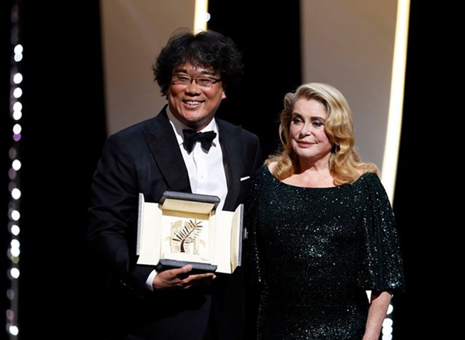 Đạo diễn Bong Joon-ho nhận Palme d’Or danh giá tại lễ trao giải Liên hoan phim Cannes diễn ra vào tháng 5 vừa qua.