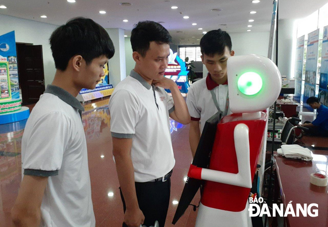 The four-wheeled robot waitress Duta created by a group of students from the Duy Tan University