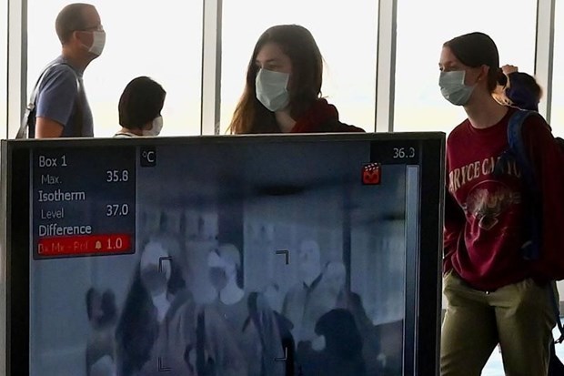 Measuring body temperature at Wattay international airport in Vientiane (Source: VNA)