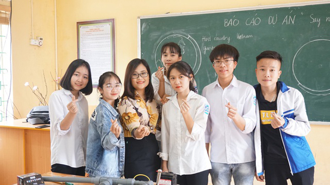 Cô giáo Hà Ánh Phượng cùng các học trò của mình