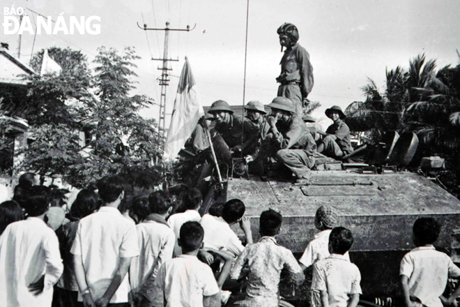 Nhân dân đón mừng các chiến sĩ xe tăng quân giải phóng tiến vào Đà Nẵng 29-3-1975.Ảnh: XUÂN QUANG