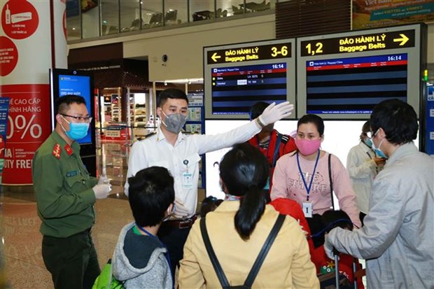 Noi Bai International Airport's staff guide passengers to quarantine areas (Photo: VNA)