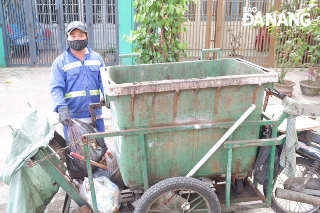 Anh Nguyễn Tùng đang thu gom rác. 			     Ảnh: MAI QUẾ