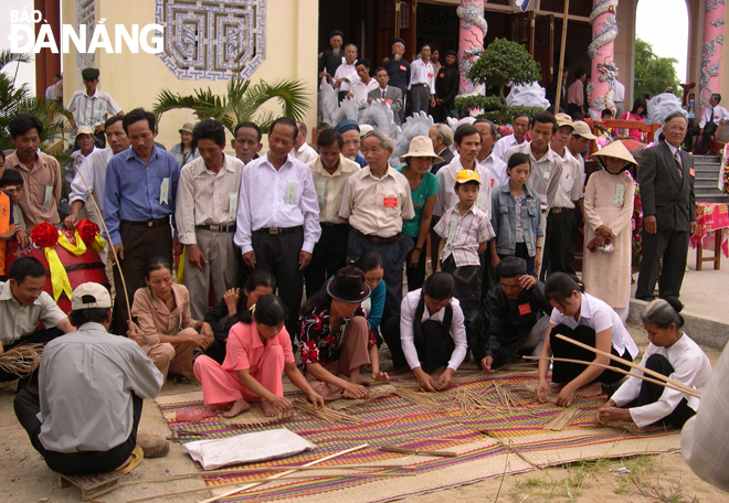 Thi đan rổ tại Hội làng Yến Nê năm 2006, một cách lưu giữ nghề truyền thống xưa.  